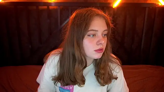 Snapshot of SnowWhiti chatting on October 2025 01:10:02 PM SnowWhiti online show from October 2025 01:10:02 PM