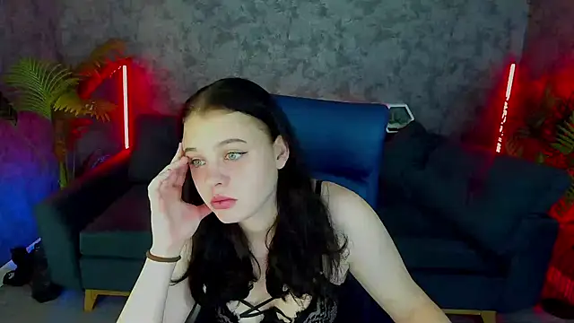 Snapshot of SnowWhiti chatting on November 2025 06:24:01 AM SnowWhiti online show from November 2025 06:24:01 AM