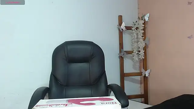 Snapshot of SweetRenata_ chatting on November 2025 11:22:01 AM SweetRenata online show from November 2025 11:22:01 AM