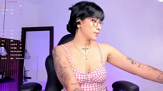Snapshot of evelyn_samantha chatting on October 2025 01:50:01 AM evelyn samantha online show from October 2025 01:50:01 AM