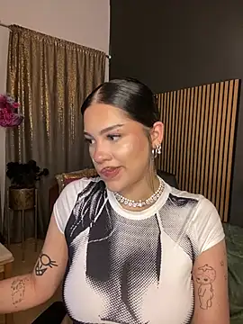 LoraShines online show from June 2026 06:12:01 PM