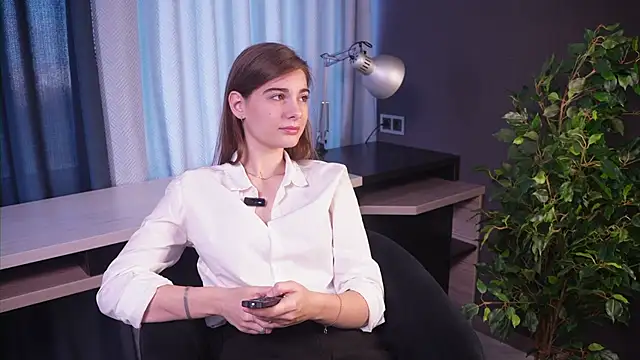 TwilaSanks online show from October 2025 03:50:02 AM