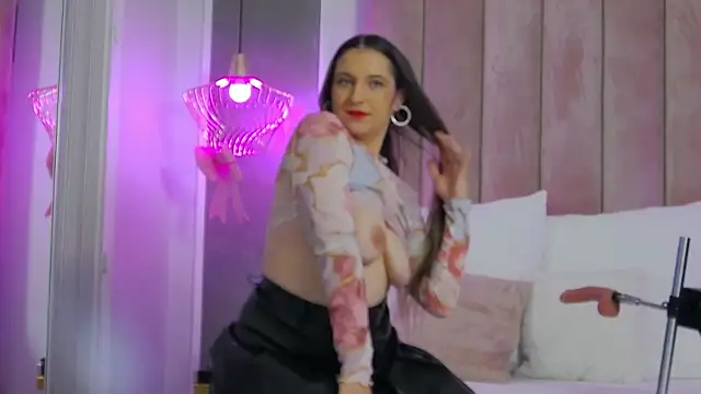 Snapshot of TesaQuinn chatting on October 2025 06:07:02 PM TesaQuinn online show from October 2025 06:07:02 PM