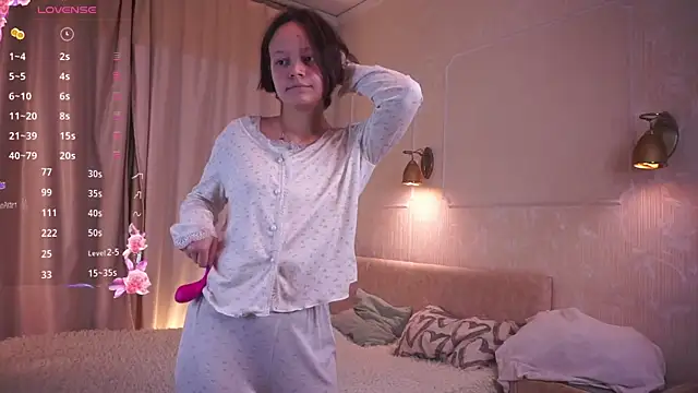 VeliaRogoff online show from November 2025 01:00:01 PM