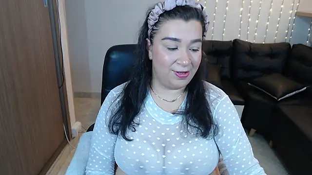 Snapshot of bella_sweet_01 chatting on October 2025 12:04:02 PM bella sweet 01 online show from October 2025 12:04:02 PM