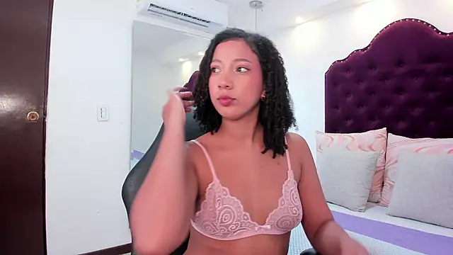 Snapshot of cloe_555 chatting on October 2025 10:33:02 PM cloe 555 online show from October 2025 10:33:02 PM