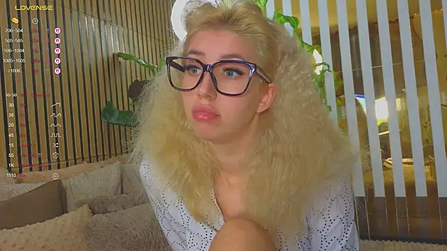 Snapshot of Violetttttta chatting on October 2025 08:29:02 PM Violetttttta online show from October 2025 08:29:02 PM