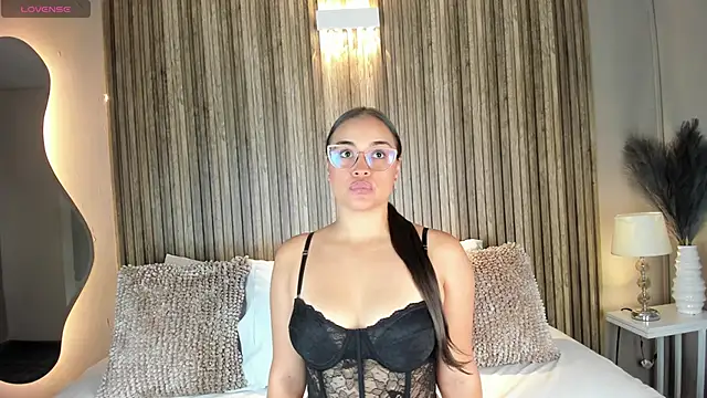 Snapshot of VanneCamiel chatting on November 2025 11:43:02 AM VanneCamiel online show from November 2025 11:43:02 AM