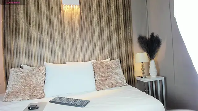 Snapshot of VanneCamiel chatting on November 2025 11:43:02 AM VanneCamiel online show from November 2025 11:43:02 AM