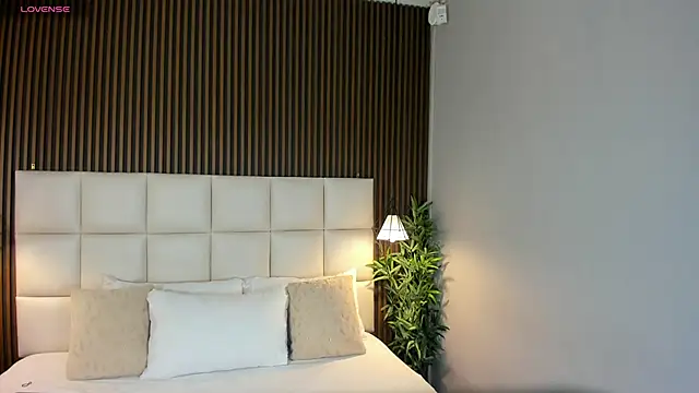 Snapshot of VanneCamiel chatting on December 2025 11:37:01 AM VanneCamiel online show from December 2025 11:37:01 AM