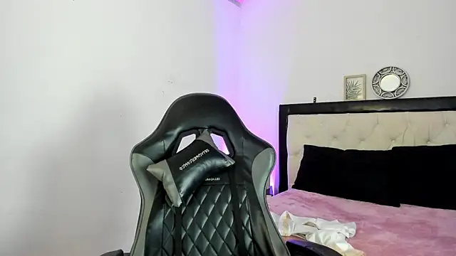 Sara Roades online show from November 2025 07:48:02 PM