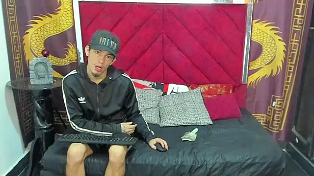 Pride couple online show from December 2025 12:18:02 AM