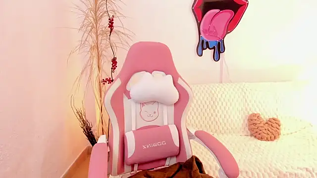 Snapshot of EmmaMyers1 chatting on October 2025 11:01:02 PM EmmaMyers1 online show from October 2025 11:01:02 PM