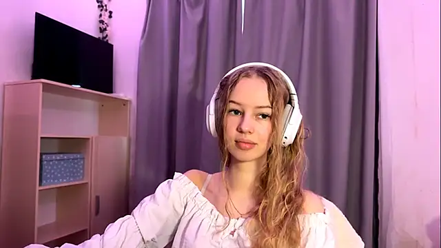 Snapshot of LunaCrave chatting on October 2025 05:19:02 AM LunaCrave online show from October 2025 05:19:02 AM