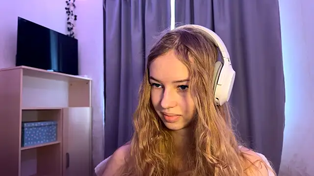 Snapshot of LunaCrave chatting on October 2025 09:23:01 AM LunaCrave online show from October 2025 09:23:01 AM