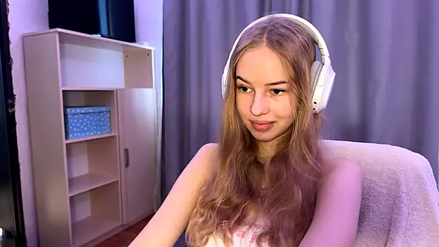 Snapshot of LunaCrave chatting on October 2025 09:54:01 AM LunaCrave online show from October 2025 09:54:01 AM