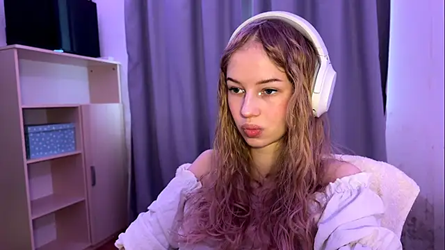 Snapshot of LunaCrave chatting on October 2025 10:27:01 AM LunaCrave online show from October 2025 10:27:01 AM