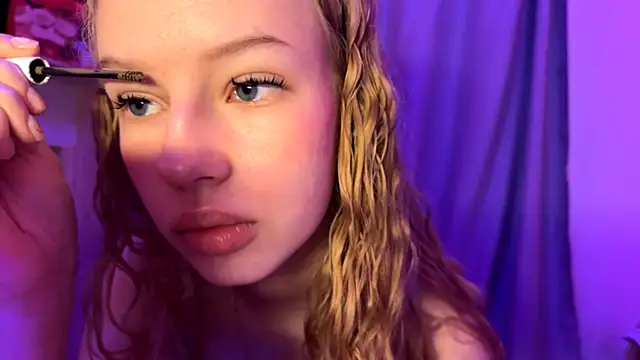 Snapshot of LunaCrave chatting on November 2025 12:41:02 PM LunaCrave online show from November 2025 12:41:02 PM