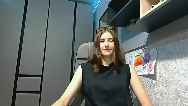 Snapshot of AliceNova chatting on October 2025 05:06:01 AM AliceNova online show from October 2025 05:06:01 AM