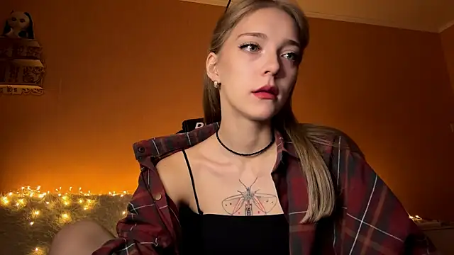 Snapshot of EvaPeace chatting on October 2025 04:17:01 PM EvaPeace online show from October 2025 04:17:01 PM