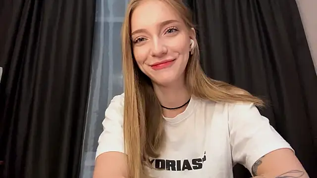 Snapshot of EvaPeace chatting on October 2025 06:52:01 PM EvaPeace online show from October 2025 06:52:01 PM