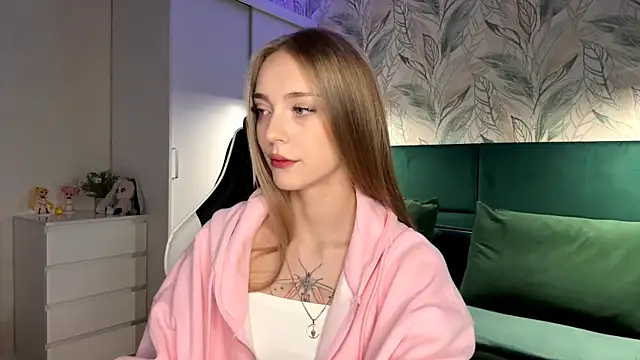 Snapshot of EvaPeace chatting on October 2025 04:20:02 PM EvaPeace online show from October 2025 04:20:02 PM