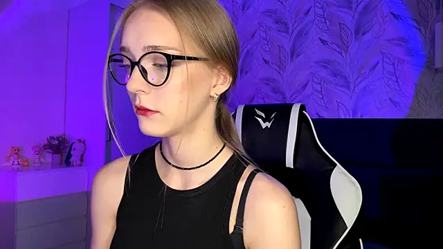 Snapshot of EvaPeace chatting on November 2025 04:18:02 PM EvaPeace online show from November 2025 04:18:02 PM