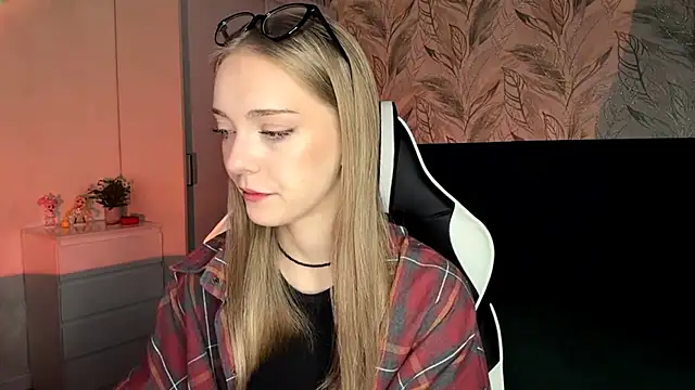 Snapshot of EvaPeace chatting on November 2025 05:34:01 PM EvaPeace online show from November 2025 05:34:01 PM