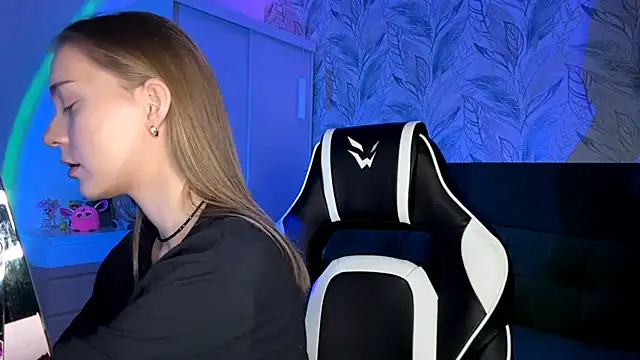 Snapshot of EvaPeace chatting on November 2025 05:24:01 PM EvaPeace online show from November 2025 05:24:01 PM