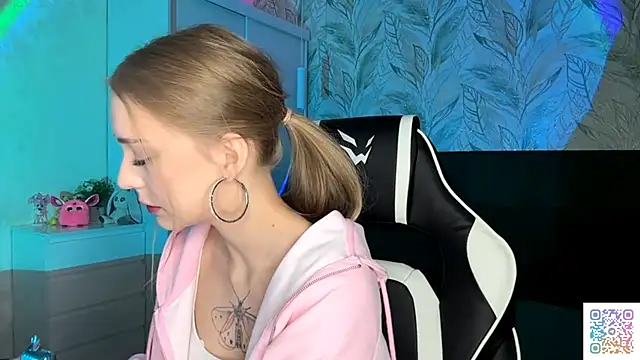 Snapshot of EvaPeace chatting on November 2025 05:11:01 PM EvaPeace online show from November 2025 05:11:01 PM