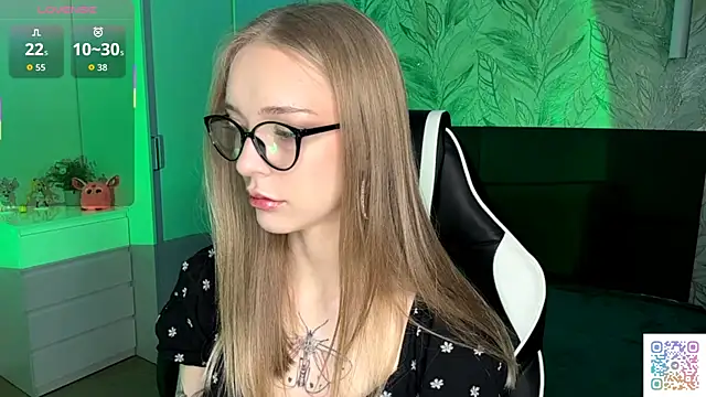 Snapshot of EvaPeace chatting on November 2025 05:24:02 PM EvaPeace online show from November 2025 05:24:02 PM