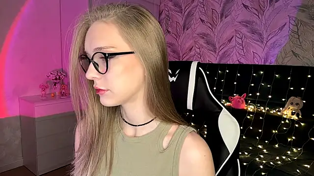 Snapshot of EvaPeace chatting on December 2025 07:23:02 PM EvaPeace online show from December 2025 07:23:02 PM