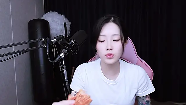 Snapshot of MISA_02 chatting on November 2025 12:48:02 PM MISA 02 online show from November 2025 12:48:02 PM