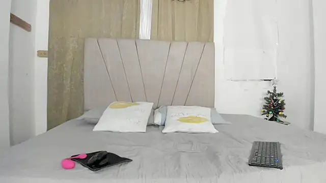 Snapshot of Nina_keller_ chatting on December 2025 11:14:02 PM Nina keller online show from December 2025 11:14:02 PM