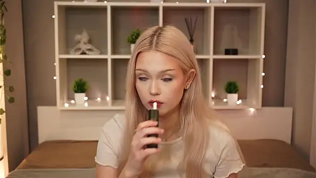 KaryTasch online show from October 2025 08:32:01 PM