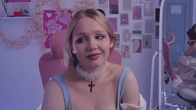 Snapshot of SweetCutie19 chatting on October 2025 06:20:01 PM SweetCutie19 online show from October 2025 06:20:01 PM