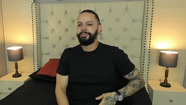 Snapshot of AlukardBig chatting on October 2025 01:40:02 PM AlukardBig online show from October 2025 01:40:02 PM