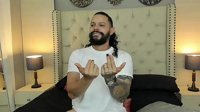 Snapshot of AlukardBig chatting on October 2025 08:32:01 PM AlukardBig online show from October 2025 08:32:01 PM