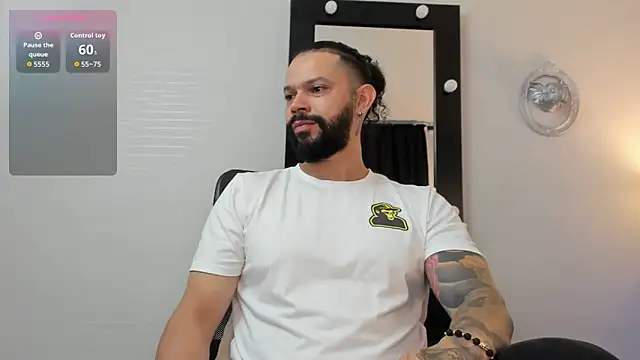 Snapshot of AlukardBig chatting on November 2025 11:44:01 AM AlukardBig online show from November 2025 11:44:01 AM