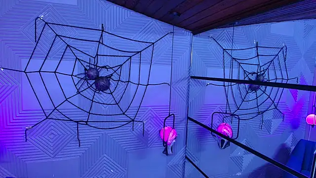 Snapshot of CinnamonHeat chatting on October 2025 11:06:02 AM CinnamonHeat online show from October 2025 11:06:02 AM