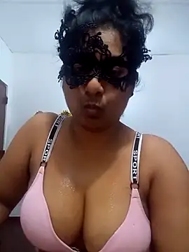 Expose Queen online show from May 2026 05:08:01 PM