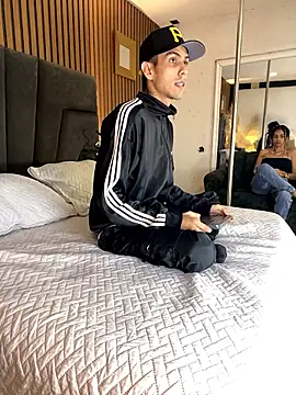 DerryAndIzzy online show from January 2026 05:42:01 AM