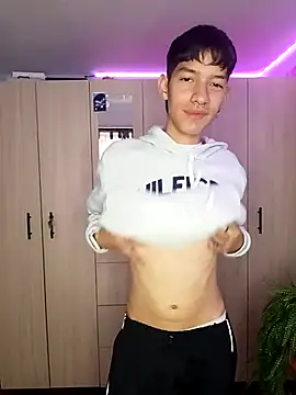 Snapshot of heyy_noah11 chatting on November 2025 10:31:02 PM heyy noah11 online show from November 2025 10:31:02 PM