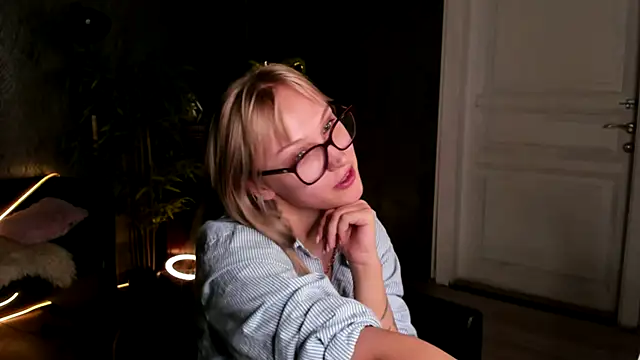 Snapshot of AnnieGitis chatting on October 2025 08:20:02 PM AnnieGitis online show from October 2025 08:20:02 PM