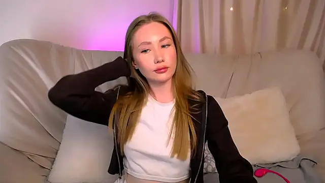 Snapshot of EllyColins chatting on May 2026 03:24:02 AM EllyColins online show from May 2026 03:24:02 AM