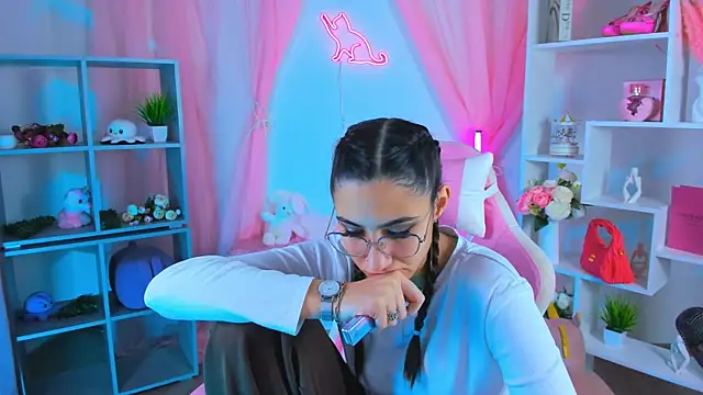 Snapshot of RebeckaThornton chatting on November 2025 12:58:02 PM RebeckaThornton online show from November 2025 12:58:02 PM