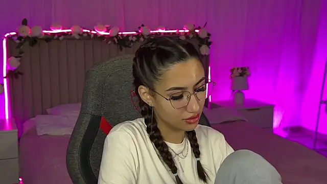 Snapshot of RebeckaThornton chatting on November 2025 11:49:02 AM RebeckaThornton online show from November 2025 11:49:02 AM