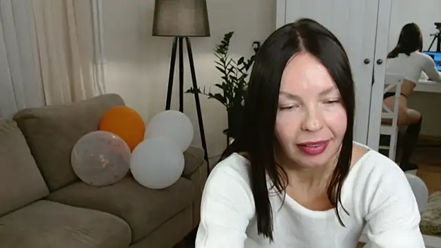 Snapshot of LittleNicolee chatting on November 2025 08:09:01 PM LittleNicolee online show from November 2025 08:09:01 PM