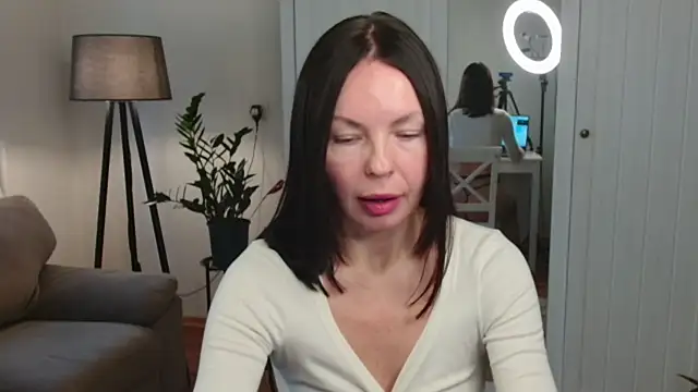 Snapshot of LittleNicolee chatting on November 2025 12:05:02 PM LittleNicolee online show from November 2025 12:05:02 PM