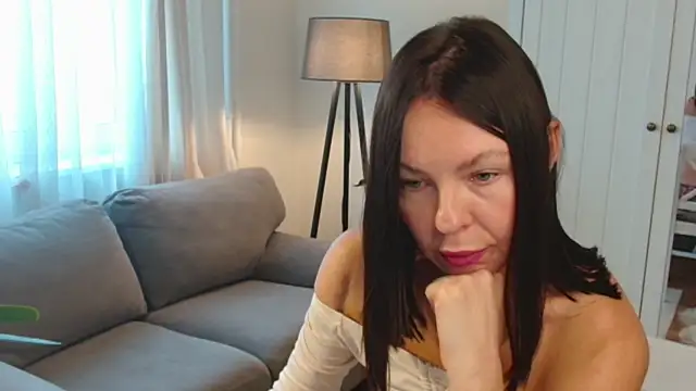 Snapshot of LittleNicolee chatting on November 2025 10:36:01 AM LittleNicolee online show from November 2025 10:36:01 AM